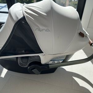 Nuna Pipa baby car seat VERY